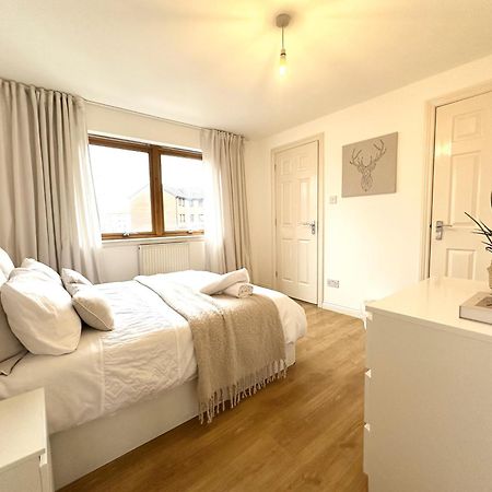 Private Room With En-Suite And Parking In Shared Flat غلاسغو المظهر الخارجي الصورة