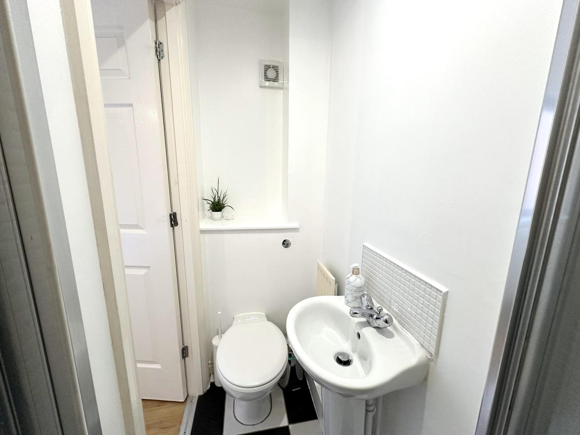 Private Room With En-Suite And Parking In Shared Flat غلاسغو المظهر الخارجي الصورة