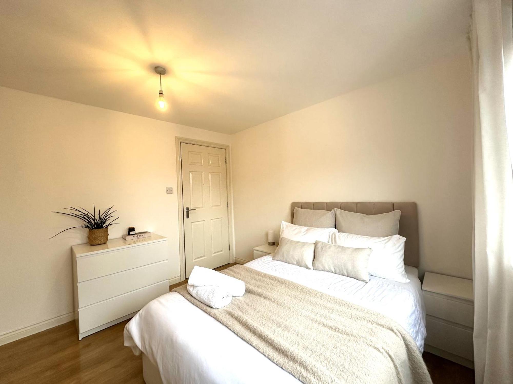 Private Room With En-Suite And Parking In Shared Flat غلاسغو المظهر الخارجي الصورة