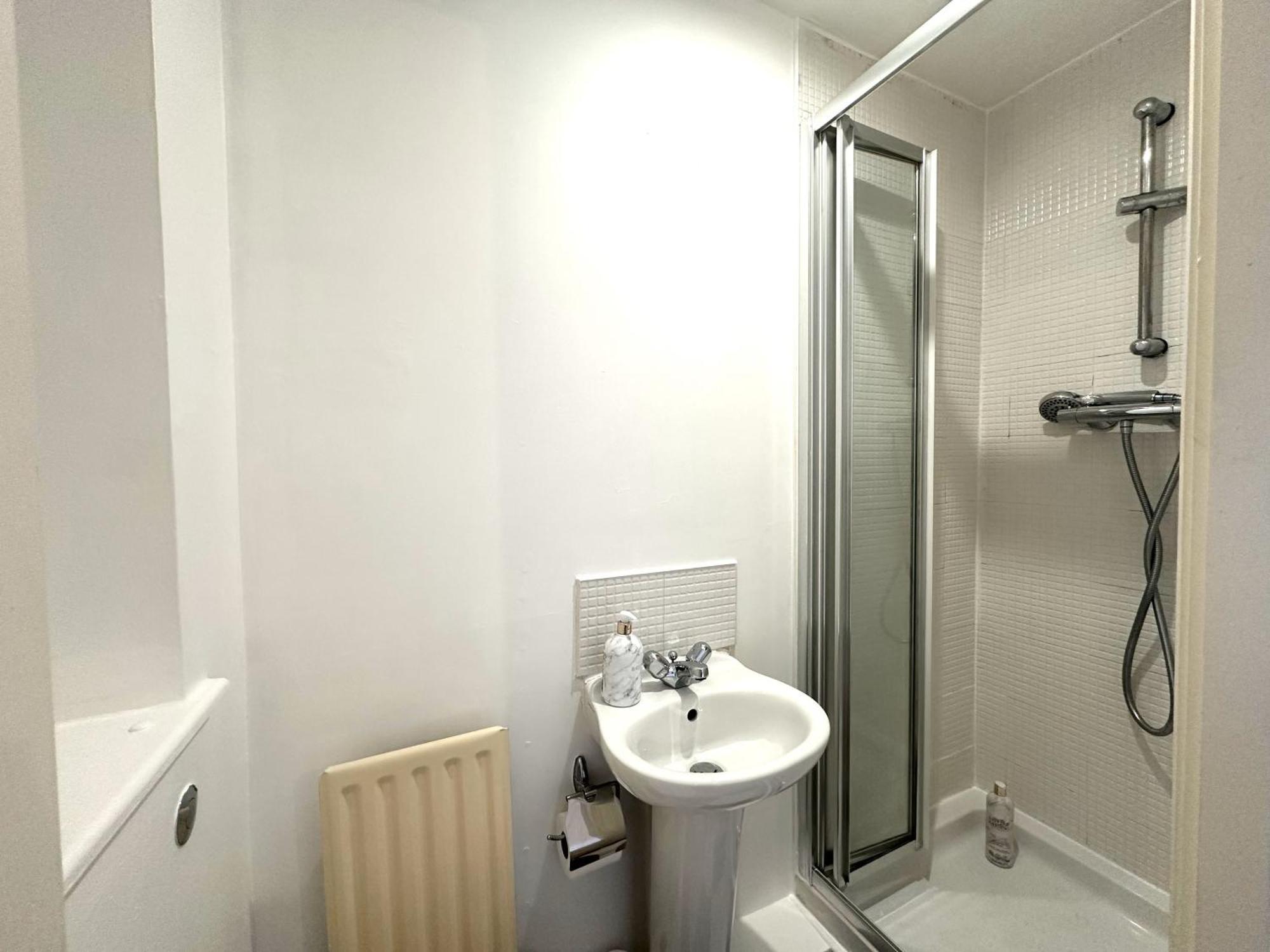 Private Room With En-Suite And Parking In Shared Flat غلاسغو المظهر الخارجي الصورة